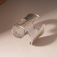 Heavy-duty Metallic Textured Pleated Hollow-out Round Open Bangle