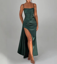 Strapless Elegant Figure-hugging Dress Exposing The Legs