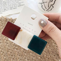 Contrasting geometric square hairpin