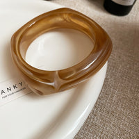 Irregular Wide-brimmed Tan Resin Bracelet
