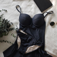 Low-cut sling was thin skirt