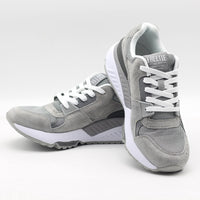 Retro sports shoes