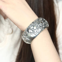Fashionable Embossed Lotus Bracelet With An Open Design Vintage Style