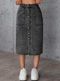 A Highly Stretchy, Mid-length Denim Skirt Perfectly Flatters Your