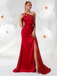 Sophisticated Fishtail Gown With An Elegant Banquet Vibe