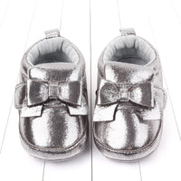 Shiny bow baby shoes