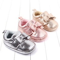 Shiny bow baby shoes