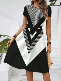 Womens Loose-fitting Dress With Short Sleeves A Crew Neck And A Belt
