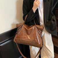 Women's New Fashion Rivet Large Capacity Portable Messenger Bag