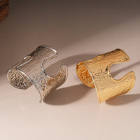 Heavy-duty Metallic Textured Pleated Hollow-out Round Open Bangle