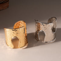 Heavy-duty Metallic Textured Pleated Hollow-out Round Open Bangle