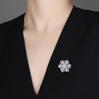Luxury Good Luck Comes Brooch High-end Women's Exquisite Spinning Snowflake Pin Niche Design Corsage