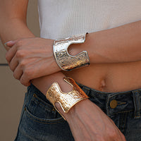 Heavy-duty Metallic Textured Pleated Hollow-out Round Open Bangle