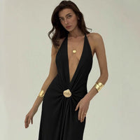 Solid-color Halter Dress With A Ruched Waist And A Bold Open Back