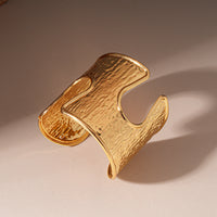 Heavy-duty Metallic Textured Pleated Hollow-out Round Open Bangle