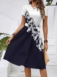 Womens Loose-fitting Dress With Short Sleeves A Crew Neck And A Belt