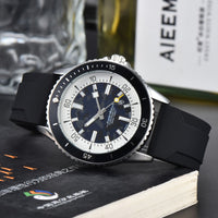 Stylish Mens Quartz Watch With A Silicone Strap