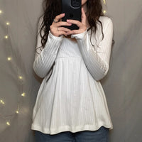 Figure-flattering V-neck Lace-panel Long Sleeves