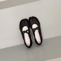 New Womens Flat-toe Clog Shoes With A Casual Cross-Strap Design And A Pig-Hoof Sole