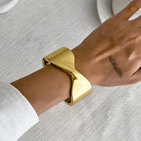 Fashionable Metal Crossed Glossy Spring Bracelet
