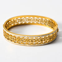 Hollowed-out Patterned Curved Bracelet With Diamonds