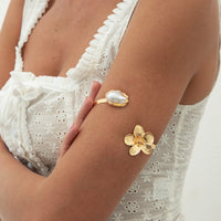 Ocean-Style Flower And Starfish Bracelet For A Beachy Vibe
